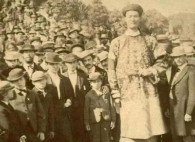 ​世界上最高的人是谁有多高？