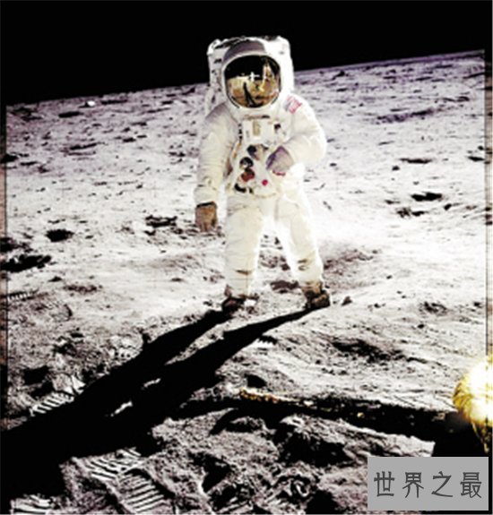 世界上第一个登上月球的人是谁,宇航员的一小步人类的一大步
