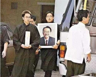 ​15岁成香港小股神，18岁任上市公司董事，父亲去世没有流一滴眼泪