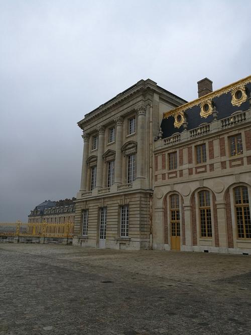 第二天：凡尔赛宫——卢浮宫——香榭丽舍大街