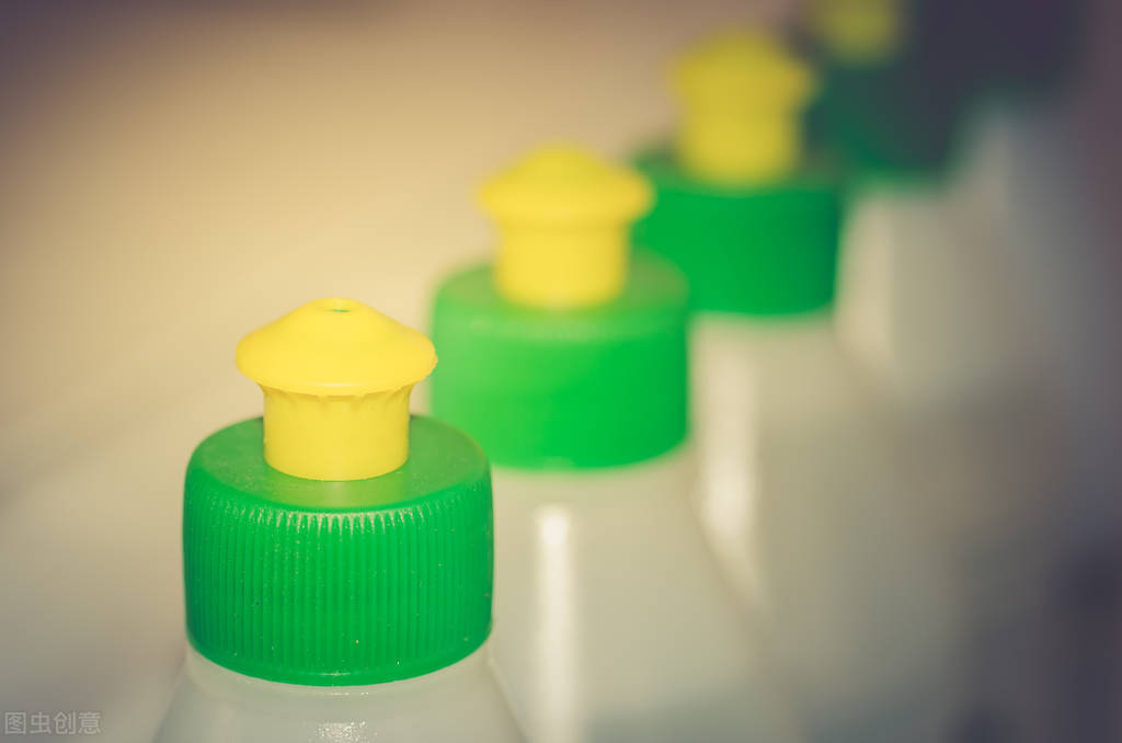 02胶水清除法（手指被502胶水粘住不用怕，教您4招，只需滴一滴，胶水自动融化）"