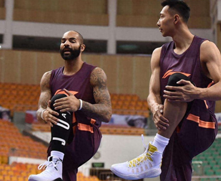 啥叫职业球员？打过两届梦之队的布泽尔用他畸形的姆指告诉你答案