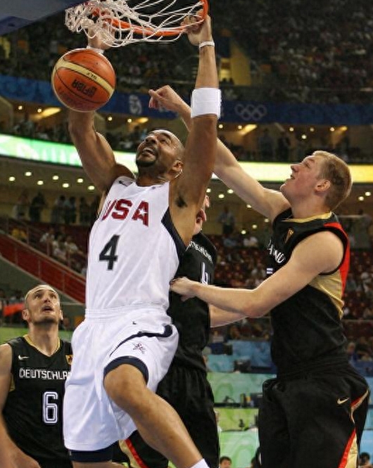 啥叫职业球员？打过两届梦之队的布泽尔用他畸形的姆指告诉你答案