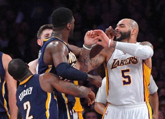 啥叫职业球员？打过两届梦之队的布泽尔用他畸形的姆指告诉你答案