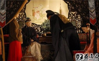 ​贾政贾母关系极好 有着相同的目标