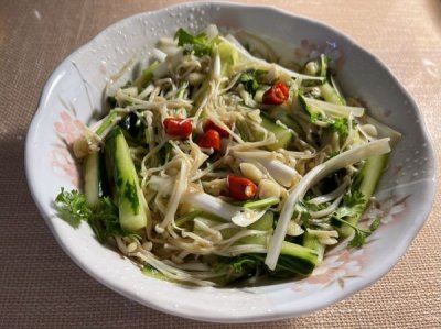 ​金针菇和什么凉拌好吃？和它是绝配，我家吃了十年，竟然还没吃腻