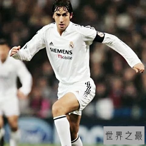 十大最有钱的足球明星排名,毫无疑问C罗占据榜首。