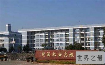 ​摸奶门女主遭多名男生揉胸部 事件真相竟然是女主自愿