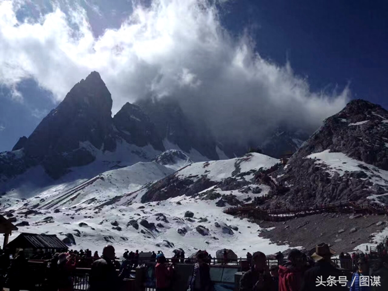 玉龙雪山上最大规模的一次殉情，12对青年男女因爱而死，这个故事是真的吗