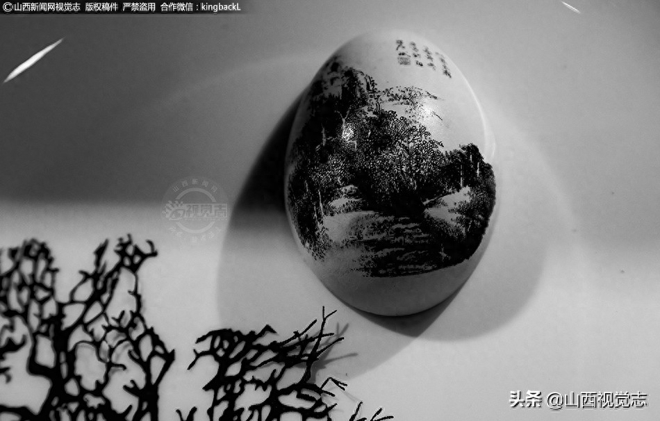 图片故事:蛋壳上作画 小小蛋画大千世界