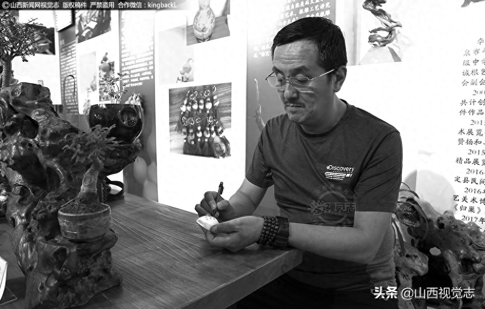 图片故事:蛋壳上作画 小小蛋画大千世界