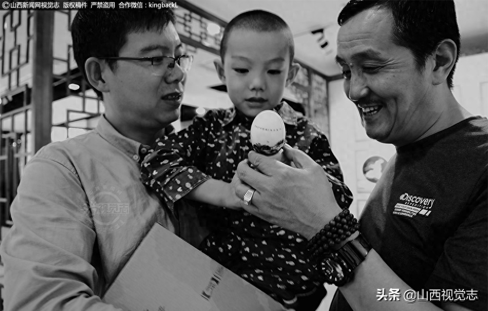 图片故事:蛋壳上作画 小小蛋画大千世界