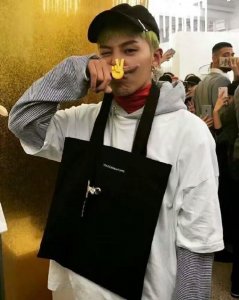 ​权志龙纹身图大刷屏，有知道意义和故事的吗？