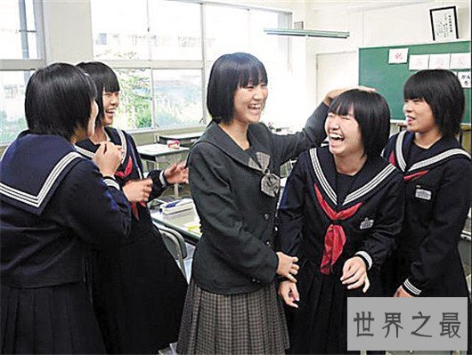 还在羡慕日本校服好看?专家表示校服裙子太短就是痴汉事件源头