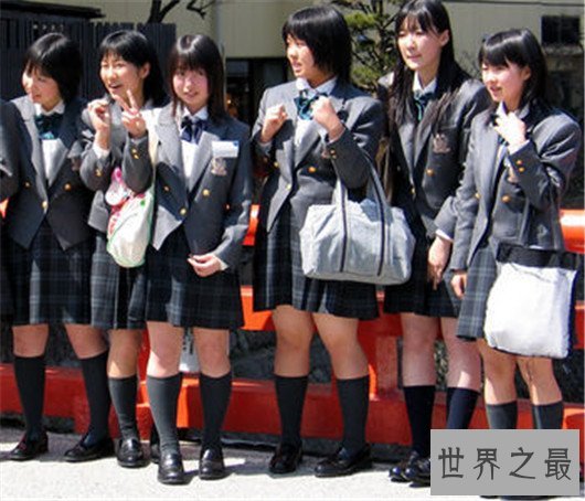 还在羡慕日本校服好看?专家表示校服裙子太短就是痴汉事件源头