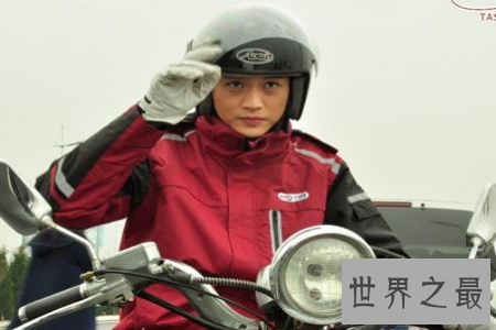 最近网友晒出一个快递小哥的照片 这位最帅快递小哥迅速走红