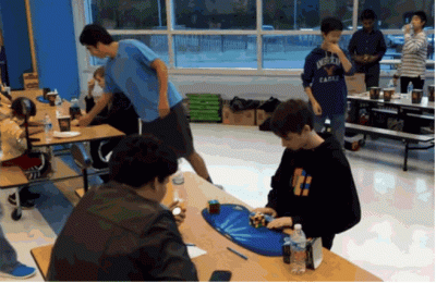 ​魔方世界纪录，曾姆丹格斯4.73秒破纪录(机器人1秒)