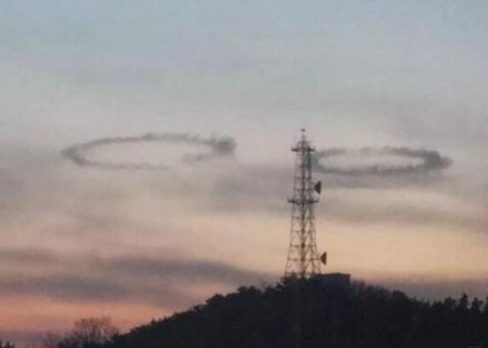 烟圈在傍晚出现，不久后便消失。