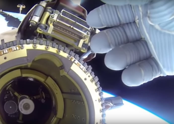 NASA新招！UFO飞过国际空间站时宇航员如来神掌挡镜头