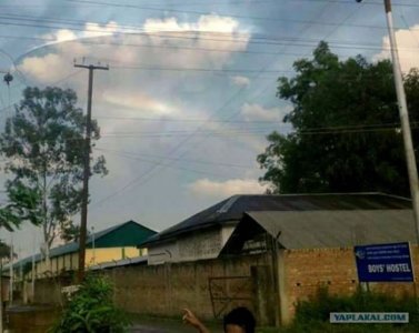 ​印度曼尼普尔邦学生拍摄到天空中的“航空母舰”不明飞行物