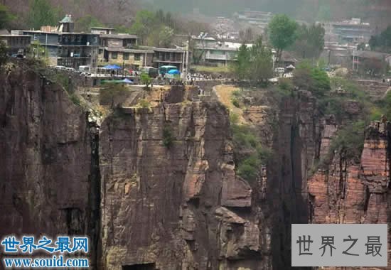 世界上最危险的村庄，郭亮村(全村挂在垂直悬崖上)