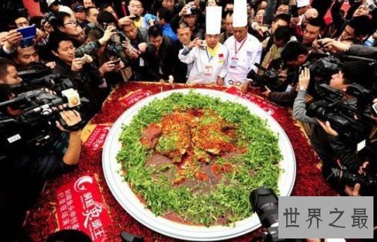 世界最大份炒菜,重量达到了4010磅,约为1818.9054037千克