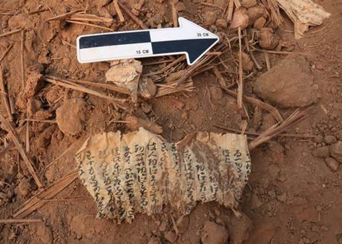 佛经出土时的情况。