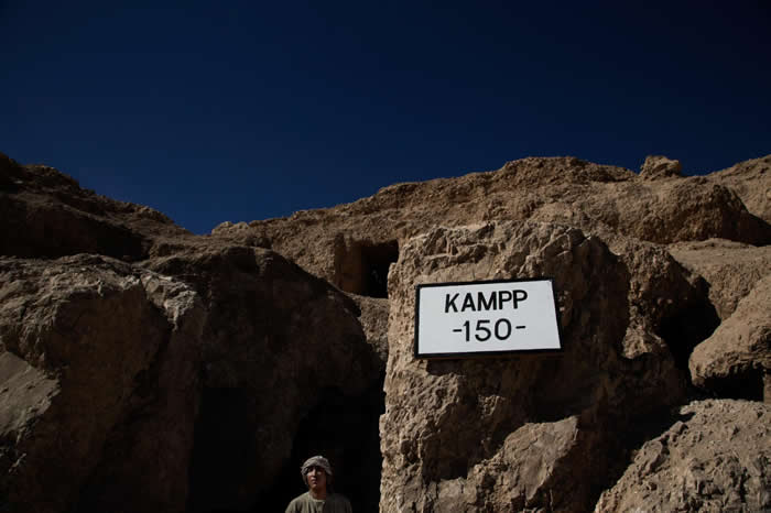 一位埃及警卫监视着这座有3500年历史的埃及墓葬入口处，最近在这里发现了一具木乃伊。 PHOTOGRAPH BY NARIMAN EL-MOFTY, AP FO