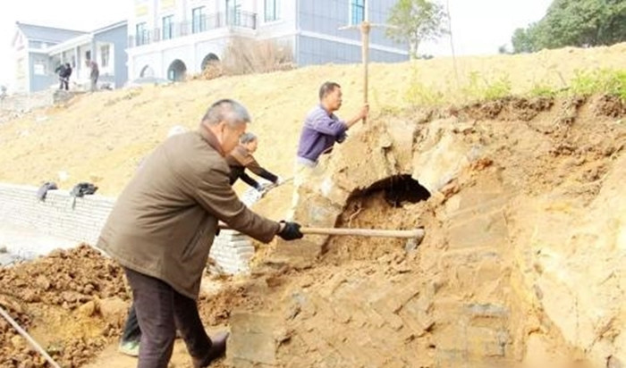 墓室形制规模较大,顶为券顶,古墓四周为青砖。