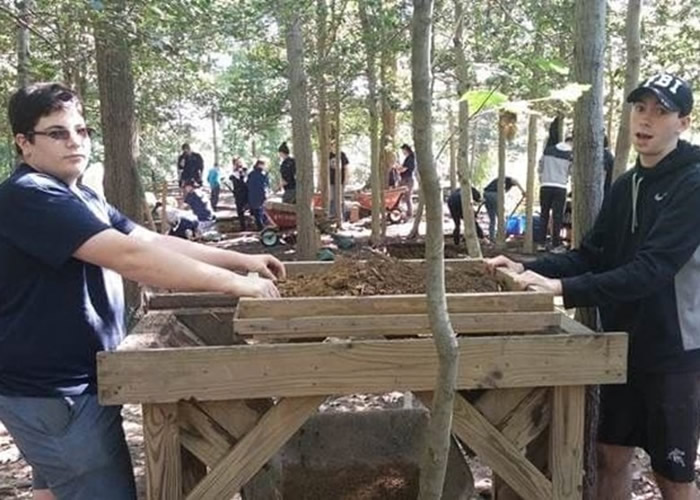 安德森(左)和菲利普斯(右)发掘出珍贵文物。