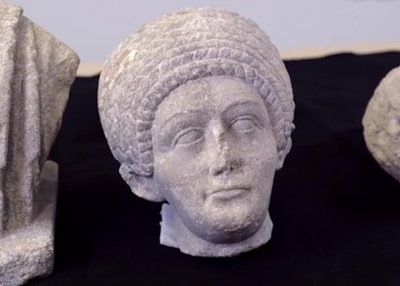 ​英国白金汉郡古老教堂遗址出土3座古罗马半身像