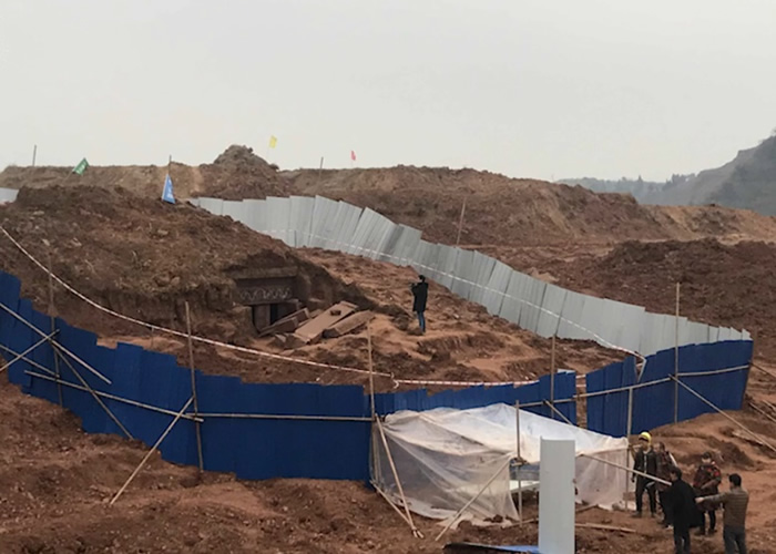 四川省眉山市仁寿县公路旁施工时发现古墓 墓门浮雕工艺精细