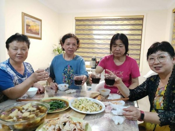 四姐妹红酒品评会图片