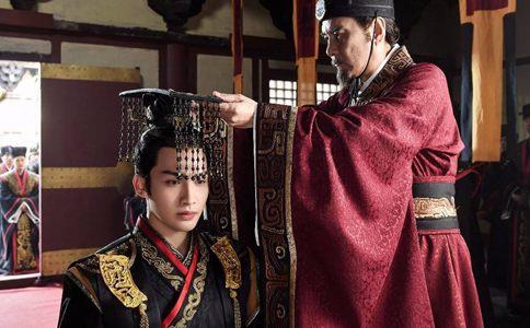 龙袍大多都是黄色,为什么秦汉时期的龙袍是黑色?