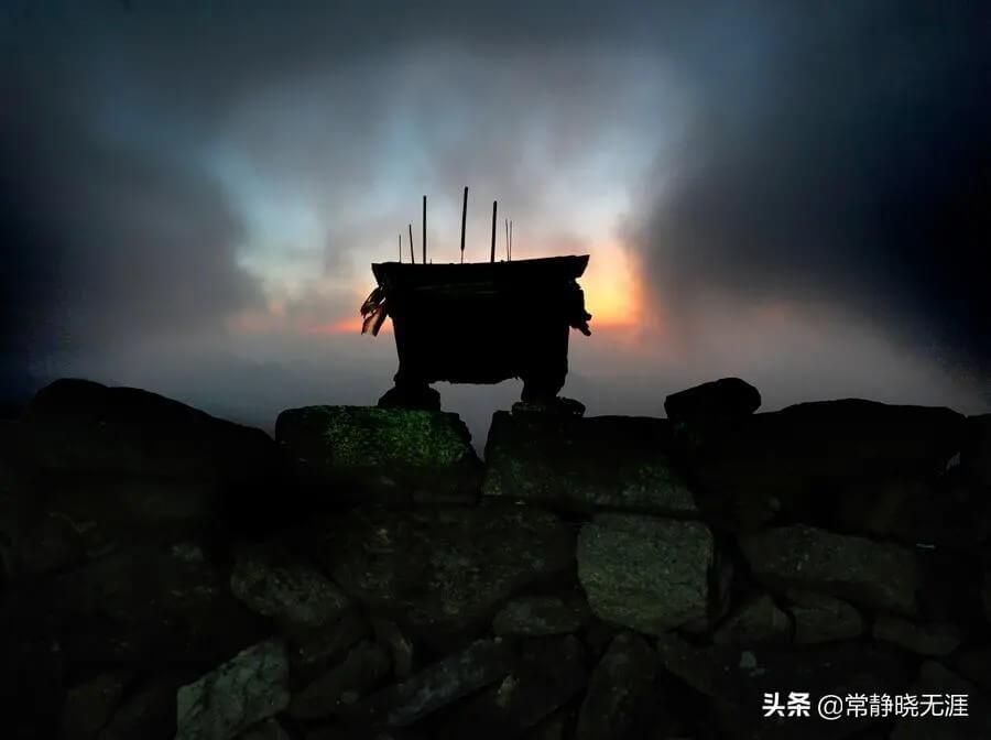 午夜两点，电台播讲鬼故事；惊魂尖叫，四人抱团上厕所