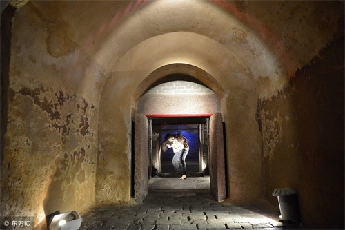 鬼故事:他爷爷盗墓时遇到的那些古怪事