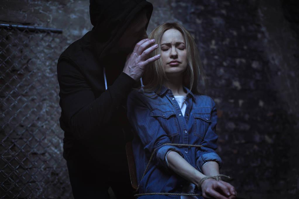 小说：村民碰过女尸后就患怪病，我发现女尸的秘密，要烧了尸身