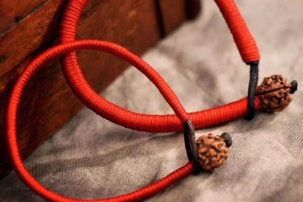 本命年虎年要佩戴什么 本命年虎年带红绳戴哪只手 本命年虎年要佩戴什么 本命年虎年带红绳戴哪只手