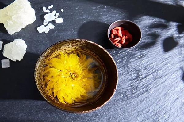 菊花茶泡多久不可以喝 菊花茶为什么会变绿色 菊花茶泡多久不可以喝 菊花茶为什么会变绿色