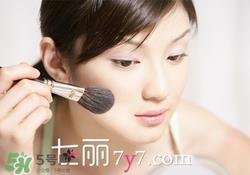粉底液会浮粉是怎么回事?粉底液浮粉的原因 粉底液会浮粉是怎么回事?粉底液浮粉的原因