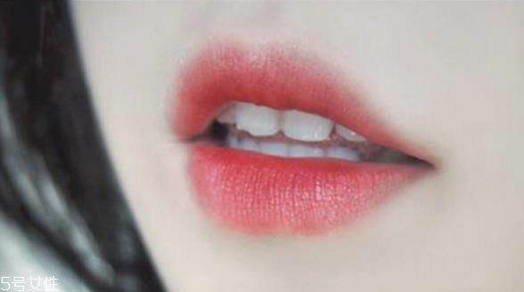 如何根据肤色选口红 怎样选适合肤色的口红 如何根据肤色选口红 怎样选适合肤色的口红
