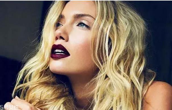 如何根据肤色选口红 怎样选适合肤色的口红 如何根据肤色选口红 怎样选适合肤色的口红