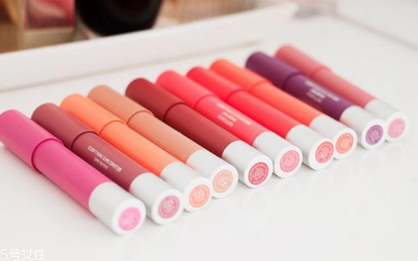 如何根据肤色选口红 怎样选适合肤色的口红 如何根据肤色选口红 怎样选适合肤色的口红