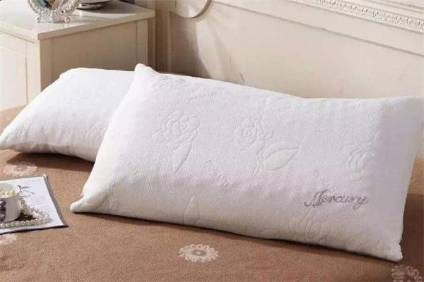 乳胶枕味道刺鼻正常吗 乳胶枕头为什么有橡胶味 乳胶枕味道刺鼻正常吗 乳胶枕头为什么有橡胶味