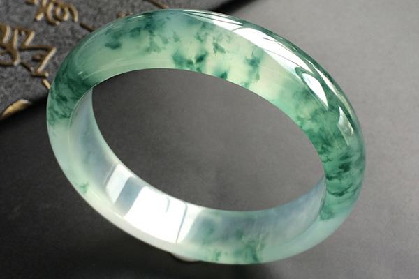 翡翠玉镯如何按年龄佩戴 网购的翡翠玉镯可信吗