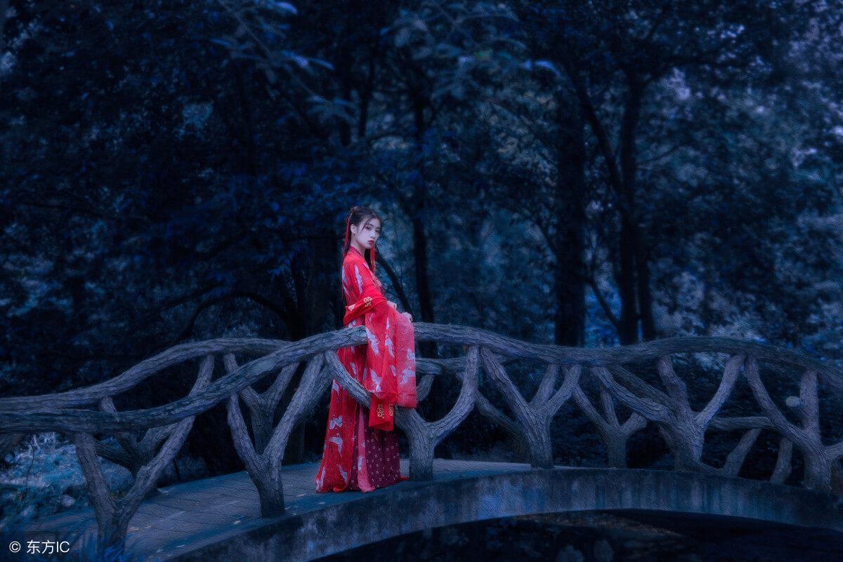 “闹鬼”的山上丛林；很多夜晚越过山的人，被极为恐怖的女鬼吓死