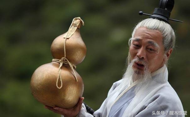 民间故事：老人坚持日行一善，白蟒助他躲过一劫