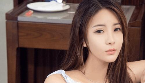 依然关注着女人的动态