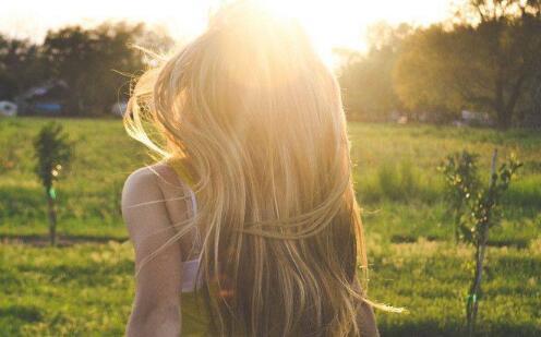 男女肢体接触试探