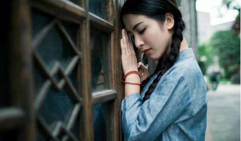 女人还爱着前任的显性行为